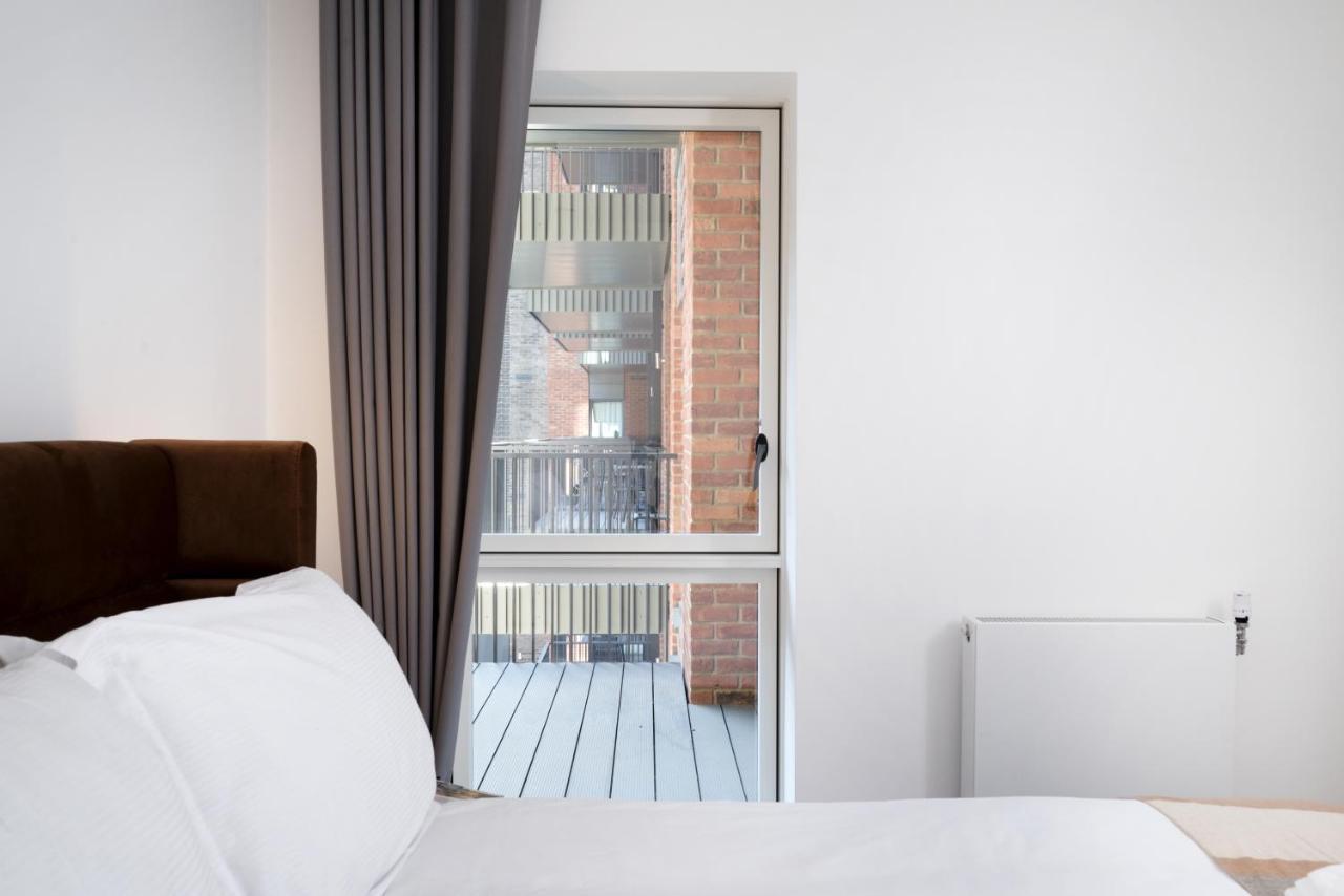 Modern Studios And Apartments At Barking Wharf In London Exterior foto